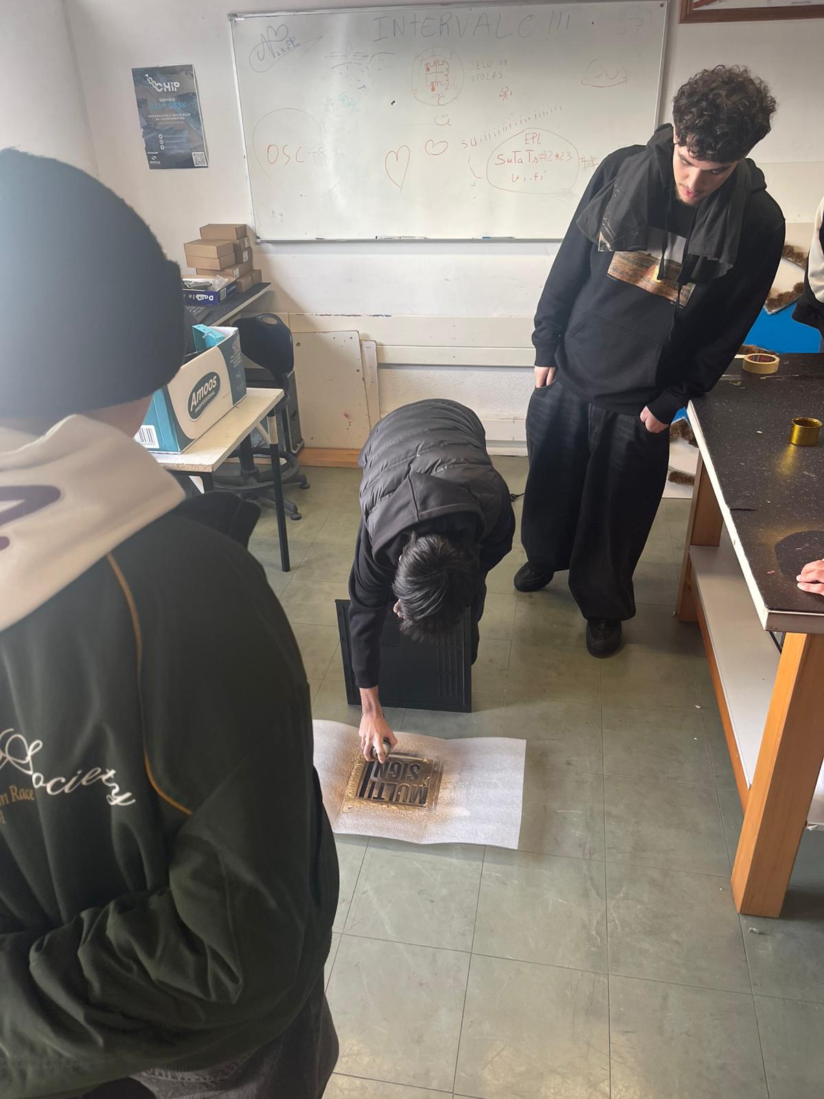 Preparação das T-Shirts do Staff, para o evento Sorriso do Afonso, com a Professora Isabel!