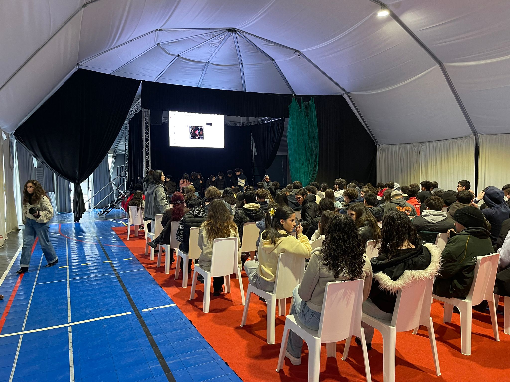 Assistindo a uma apresentação sobre a luta contra ao cancro (Dia Mundial da luta contra o Cancro), com a professora Ana